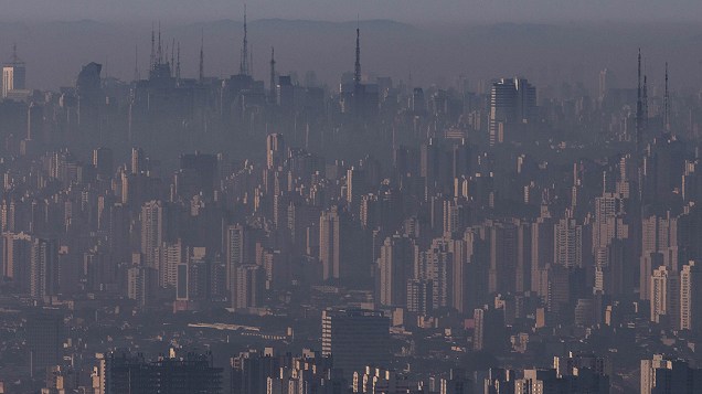 Camada de poluição vista sobre a cidade de São Paulo, a partir do Pico do Jaraguá na zona oeste