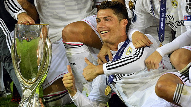 O jogador do Real Madrid, Cristiano Ronaldo, posa com o troféu depois de vencer a final da Supercopa Europeia, contra o Sevilla, no estádio Cardiff City, no Reino Unido