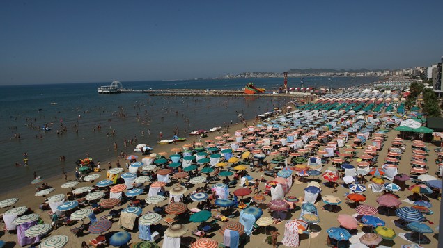 Na Albânia, imagem mostra uma praia lotada na cidade de Durres, no Mar Adriático da Albânia
