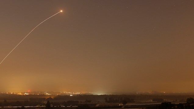 Uma interceptação de foguetes pelo sistema anti-míssil é fotografado dentro do território Israelense, em 13/08/2014. Segundo informações oficiais, pelo menos dois foguetes foram disparados a partir da Faixa de Gaza momentos antes da trégua de três dias expirar