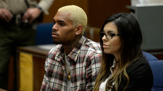 O ator e cantor americano, Chris Brown, com a advogada, Setara Qassim, durante uma sessão no tribunal de Los Angeles, na Califórnia