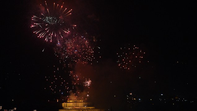 No Paquistão, fogos de artifício comemoram o Dia da Independência, iluminando o palácio presidencial de Islamabad