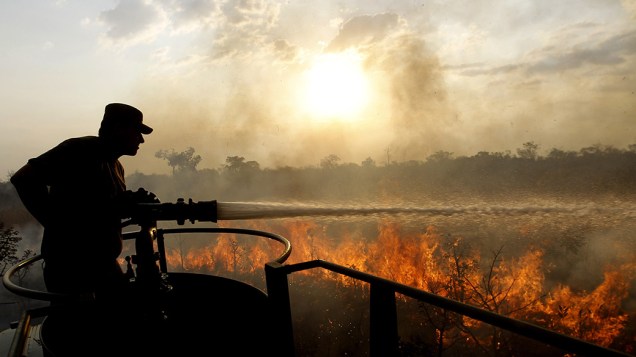 Bombeiros trabalharam para combater um incêndio no Parque Nacional da Floresta, em Brasília