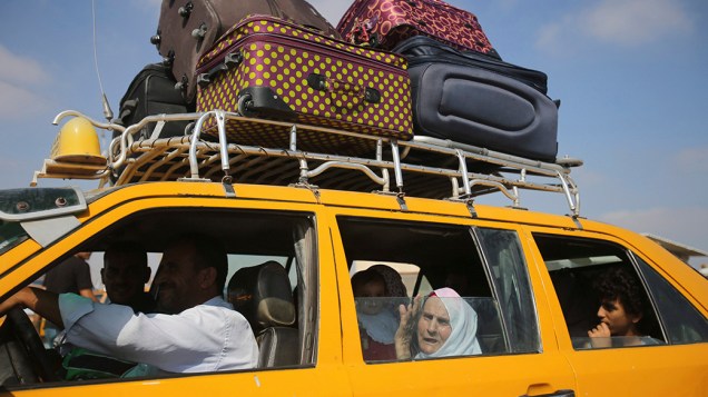 Palestinos esperando para atravessar para o Egito, na cidade de Rafah, ao sul da Faixa de Gaza. O presidente egípcio anunciou fechamentos na fronteira com Gaza