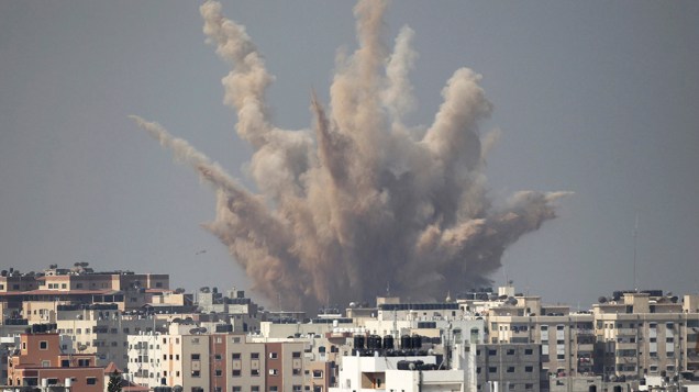 Explosão é vista em Gaza durante os confrontos com Israel