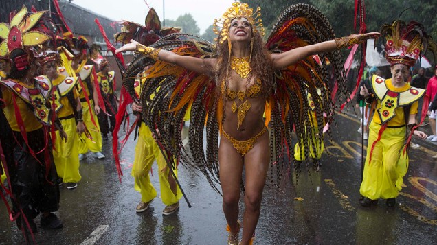 Passista desfila na chuva durante carnaval em Notting Hill, em Londres