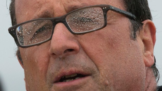 O presidente francês, François Hollande, discursou na chuva na Ilha de Sein, na costa da Bretanha
