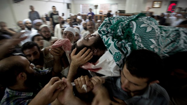 Palestinos carregam o corpo de Basim Hijazi, 36, morto em um ataque israelense na cidade de Gaza