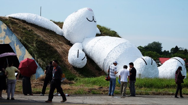 Réplica de coelho de mais de 25 metros de comprimento feita de plástico e madeira, e projetada pelo artista holandês Florentijn Hofman (autor do pato gigante de borracha exposto em várias cidades do mundo), disposta em exposição no condado de Taoyuan, na China