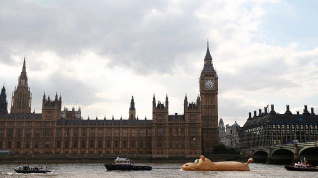 Uma escultura de um hipopótamo gigante, construída pelo artista Florentjin Hofman é rebocada até o Tâmisa, no centro de Londres, Inglaterra 