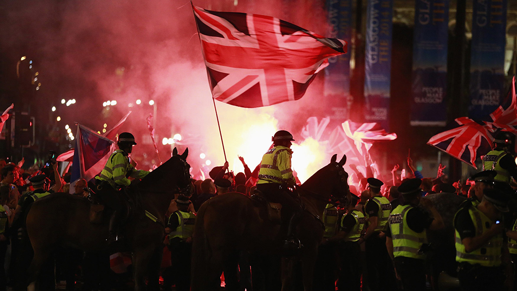 Polícia local fica de guarda no momento em que protestantes pró e contra independência da Escócia se encontram nas ruas de Glasgow