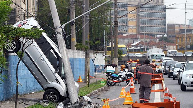 Motorista bate em poste na Avenida do Estado, altura do número 6000, próximo à praça Alberto Lion, em São Paulo (SP)