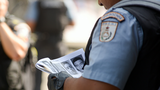 Cerca de 120 policiais participam de uma grande operação contra o tráfico de drogas na favela da Rocinha, na Zona Sul do Rio, na manhã desta segunda-feira