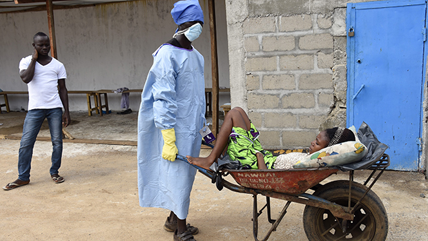 Mulher suspeita de ter contraído ebola é transportada no centro de tratamento do vírus no hospital Island, em Monróvia, na Libéria