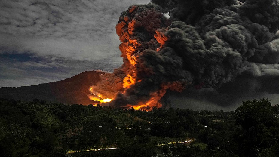 O Monte Sinabung em erupção na Província de Sumatra do Norte, na Indonésia. O vulcão entrou em erupção em agosto de 2010 pela primeira vez em 400 anos, e está ativo desde setembro. Ao menos 16 pessoas morreram em decorrência da atividade vulcânica neste ano e mais de 25 mil tiveram que ser evacuadas