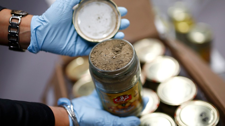 Policia alemã encontrou 330 kg de heroína em frascos de alho em conserva, em um caminhão transporte pepinos vindos do Irã. Essa é a maior apreensão de um tipo único de droga em várias décadas