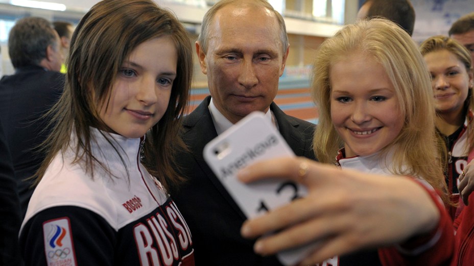 Vladimir Putin posa com os vencedores dos Jogos Olímpicos da Juventude de Naquim, China, durante visita a centro de treinamentos na Rússia