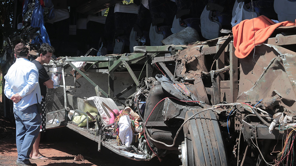 Um acidente envolvendo um ônibus e uma carreta deixou 13 mortos e mais de 30 pessoas feridas em Ibitinga, a cerca de 350 quilômetros de São Paul