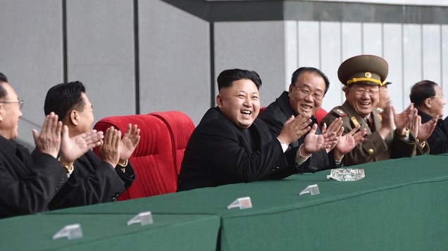 Ditador norte-coreano Kim Jong-um assiste a uma partida de futebol de mulheres em Pyongyang, em foto sem data liberada pela Agência de Notícias da Coréia do Norte (KCNA)