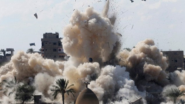 Explosão durante uma operação militar pelas forças de segurança egípcias na cidade egípcia de Rafah, perto da fronteira com o sul da Faixa de Gaza