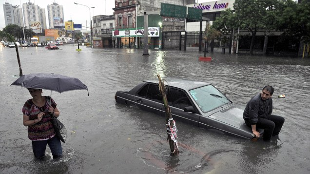 Em Buenos Aires, bairro fica alagado após fortes chuvas que também atigiram o Uruguai. Não há relatos de vítimas