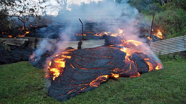 Lava do vulcão Kilauea atinge a aldeia de Pahoa, Hawai