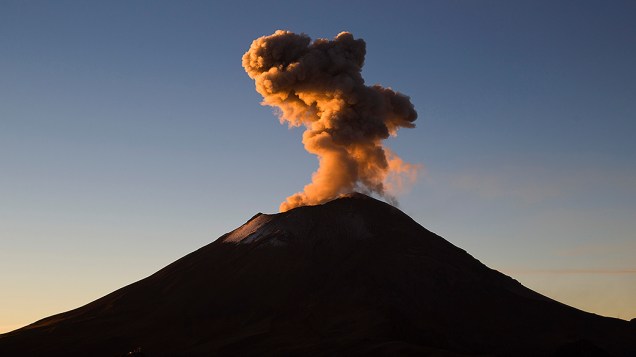 O vulcão Popocatepetl em atividade no México