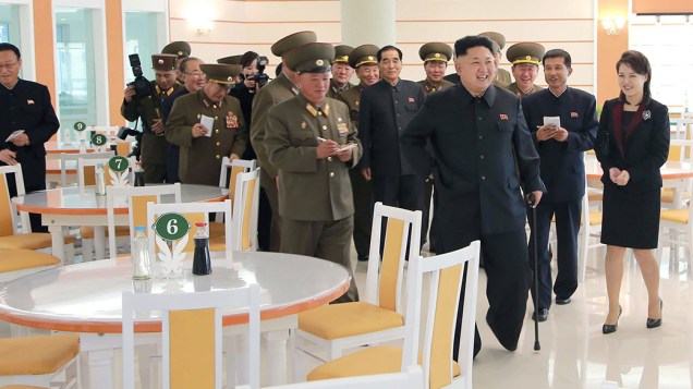 O líder norte-coreano, Kim Jong-un, e sua esposa, Ri Sol-Ju, inspecionam um restaurante para militares recém-construído em local não revelado. Kim não apareceu publicamente entre 3 de setembro e 13 de outubro, gerando especulações sobre sua saúde. Após o período, sempre foi visto com uma bengala. De acordo com o Serviço Nacional de Inteligência da Coreia do Sul, o líder se recupera de uma operação para tirar um cisto no tornozelo