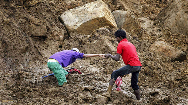 Operações de busca após deslizamento de terra provocado pelas chuvas de monção em Haldumulla, a 218 km de Colombo, capital do Sri Lanka. As equipes de resgate procuram centenas de pessoas que permanecem desaparecidas