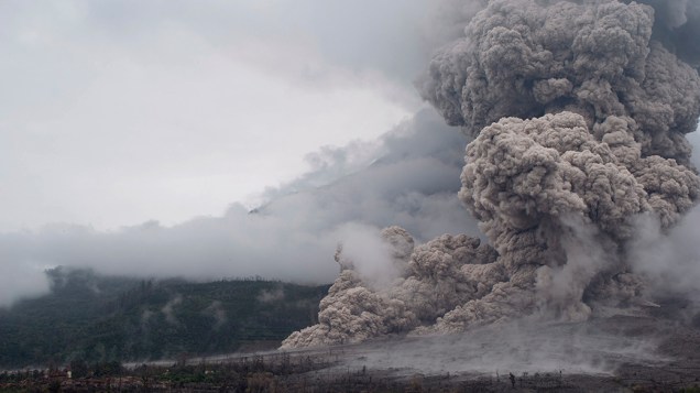 Nuvem gigantesca de fumaça toma conta do céu no Monte Sinabung durante erupção.O presidente indonésio, Joko Widodo, deu ordem para acelerar as operações de realocação de moradores que vivem nas proximidades do vulcão Monte Sinabung e estão morando em um centro de evacuação no distrito de Karo, na ilha de Sumatra
