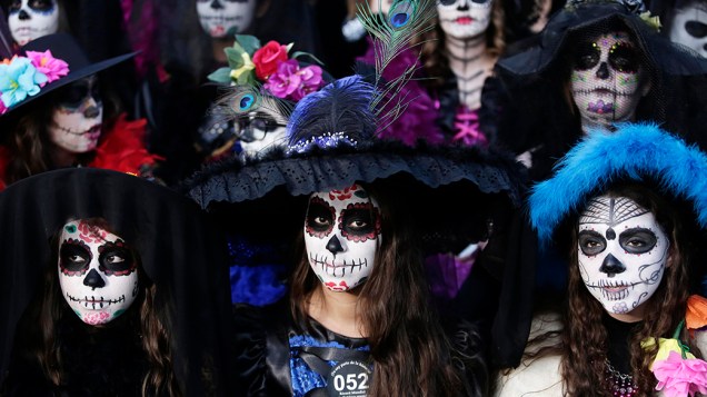 Mexicanas se fantasiam da personagem Catrina,  em evento em Zapopan, cidade vizinha a Guadalajara