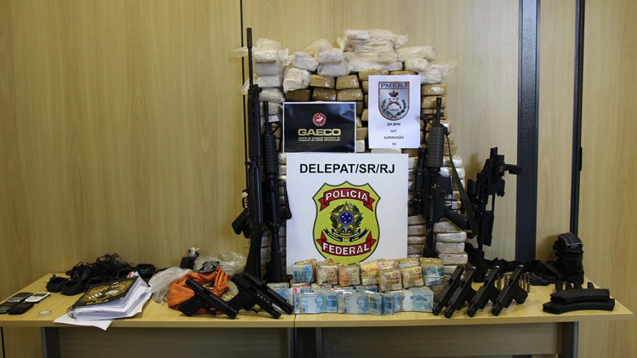 Policia Federal apreendeu drogas, armas e R$ 350 mil em espécie em quatro carros estacionados em uma casa de um condomínio de luxo em São Pedro D Aldeia, no Rio de Janeiro. Segundo a polícia, ninguém foi preso no local. No condomínio de luxo, os policiais apreenderam três fuzis, oito pistolas, um carregador de fuzil, um kit de metralhadora e 150 tabletes de cocaína