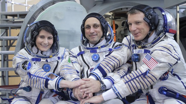 A astronauta da ESA (agência espacial europeia) Samantha Cristoforetti, o cosmonauta russo Anton Shkaplerov e o astronauta da Nasa Terry Virts, se preparam para sessão de treinamentos em Star City, na Rússia. Os três viajarão para a Estação Espacial Internacional (ISS) em 23 de novembro