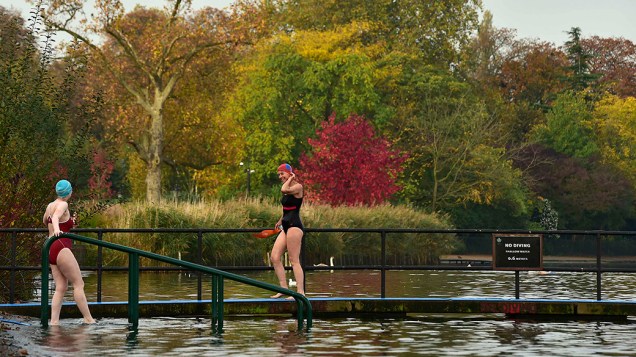 Inglesas se preparam para nadar no lago Serpentine, no Hyde Park, Inglaterra. De acordo com a meteorologia, a temperatura em Londres pode chegar aos 21ºC