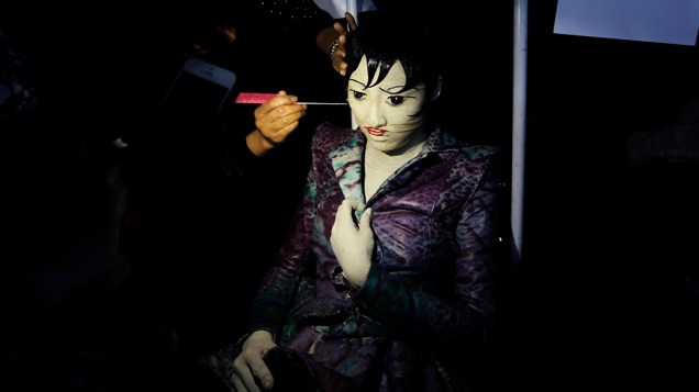 Modelo nos bastidores da grife Hu Sheguang durante a semana de moda chinesa Modelo nos bastidores da grife Hu Sheguang durante a semana de moda chinesa