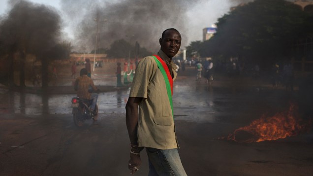 Manifestantes foram as ruas de Burkina Fasso para pedir a renúncia do presidente Blaise Compaore. No poder a 27 anos, o ditador renunciou após atos
