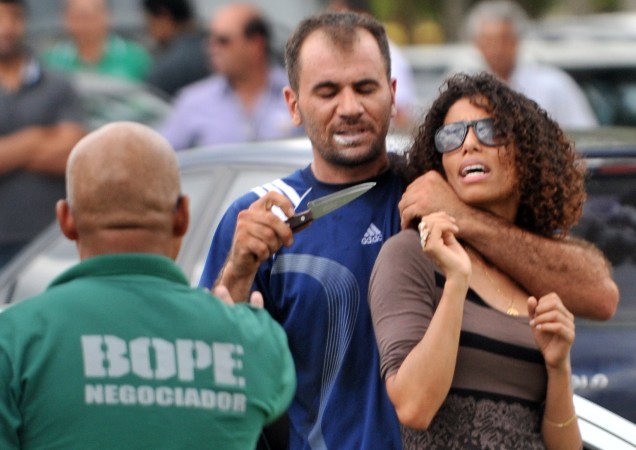 Sequestrador identificado como Robson Martins da Silva manteve uma mulher refém em frente ao Palácio do Buriti, sede do governo do Distrito Federal, em Brasília. O sequestrador foi atingido por bala de borracha e acabou preso; a vítima não teve ferimentos