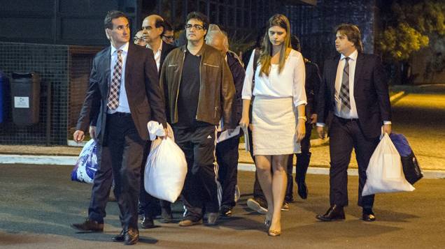 Executivos presos na sétima fase da Operação Lava Jato são liberados pela Polícia Federal, na noite desta terça-feira (18/11), na sede da Polícia Federal em Curitiba
