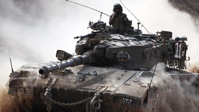 Tanques israelenses fazem manobras ao longo da fronteira entre Israel e a Faixa de Gaza