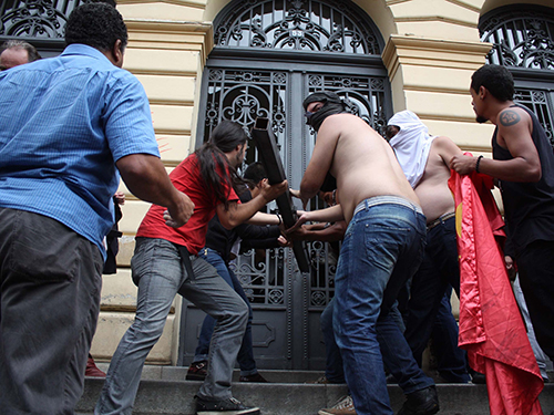 Um grupo de professores grevistas da rede estadual paulista tentou invadir a sede da Secretaria da Educação, na praça da República, no centro de São Paulo