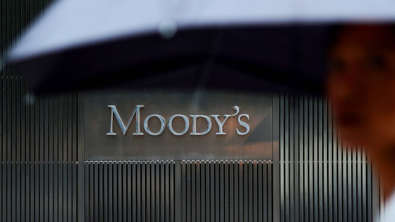 A agência de classificação de risco Moody's, retirou o grau de investimento, espécie de selo de bom pagador, do Brasil ao cortar, em dois níveis, o rating do país a "Ba2", de "Baa3", nesta quarta-feira (24), mudando ainda a perspectiva da nota para negativa. O rebaixamento já era amplamente esperado pelo mercado.
