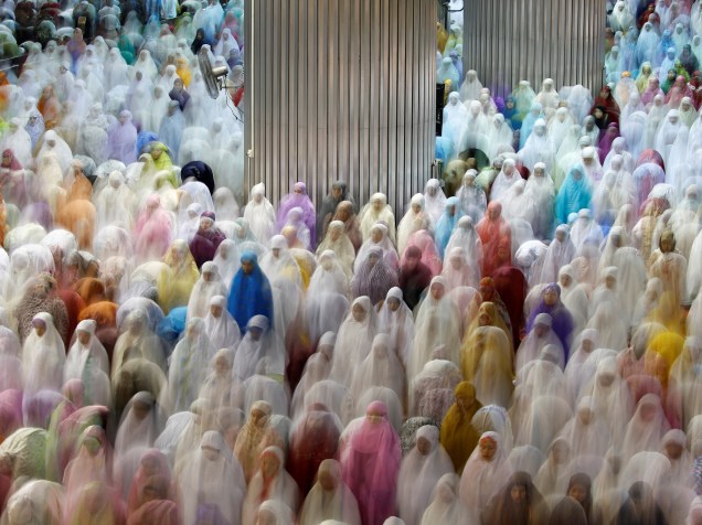 Milhares de mulçumanos se reúnem na mesquita Istiqlal, em Jacarta, para celebrar o Ramadã, na Indonésia
