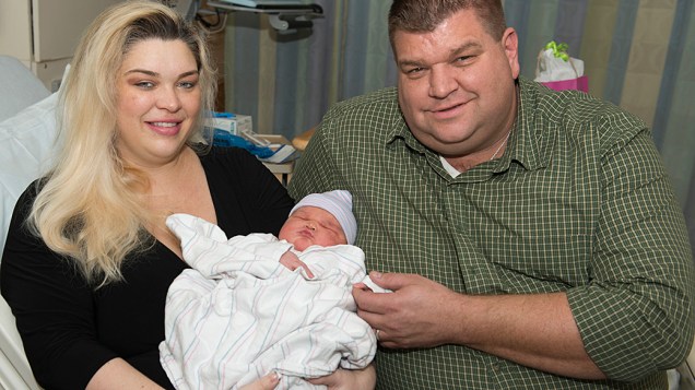 Foto divulgada pelo Hospital Geral de Massachusets mostra a bebê Carisa Ruscak, que pesava 6,577 quilos no momento do nascimento, junto com seus pais Caroline e Bryan Ruscak 