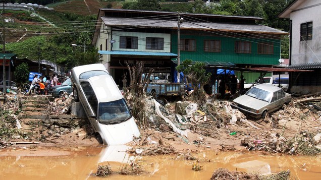 Rompimento de barragem provocou a inundação de um rio em Cameron Highlands, Malásia