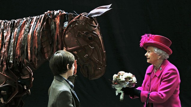 Rainha Elizabeth II recebe flores de um ator em visita ao National Theatre, em Londres, Inglaterra