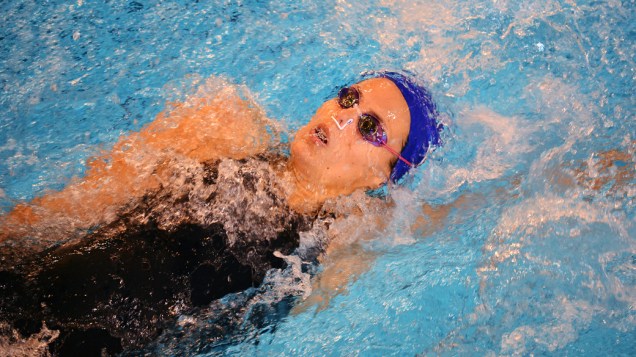 Laure Manaudou nos 100m nado costas durante o campeonato de natação francês, em Angers