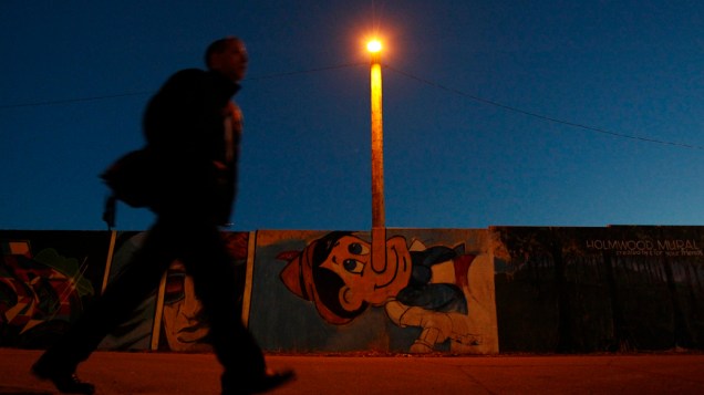 Canadense passa por muro com desenho do Pinocchio, em Ottawa