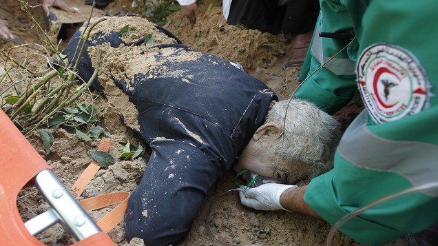 Paramédicos palestinos atendem homem ferido em ataque israelense em Gaza