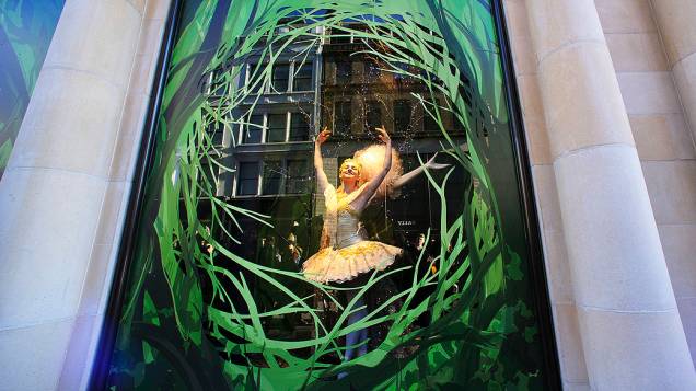 Bailarina Elena Glurdjidze realiza O Quebra-Nozes em uma vitrine da Fenwick, na Bond Street, na Inglaterra 