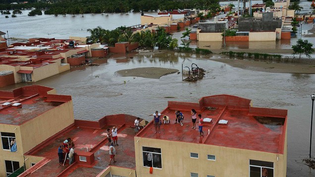 Moradores das colônias do porto de Acapulco permanecem nos telhados de suas casas inundadas. O governo mexicano confirmou hoje que já são 47 mortes, devido as chuvas e deslizamentos de terra no país, causada pelo furacão Ingrid e a tempestade Manuel
